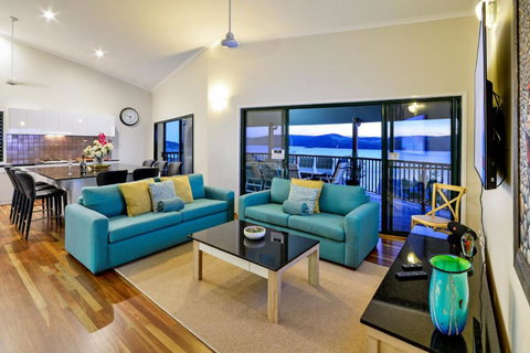 NEWLY BEAUTFULLY RENOVATED 16 The Casuarina 3 Bedroom House With 180 Degree Ocean Views - QLD Tourism 6