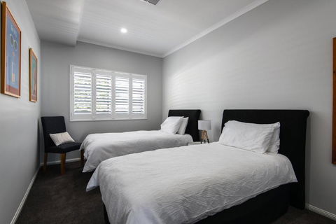 Ocean Break Coolum - Queensland Tourism 2