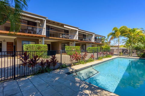 Unit 1 Rainbow Surf Modern Two Storey Townhouse With Large Shared Pool Close To Beach & Shop - Queensland Tourism 2