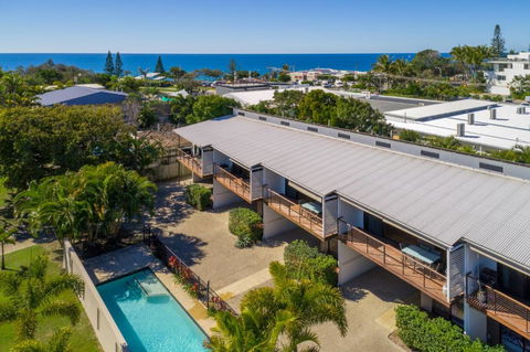 Unit 1 Rainbow Surf Modern Two Storey Townhouse With Large Shared Pool Close To Beach & Shop - Queensland Tourism 1