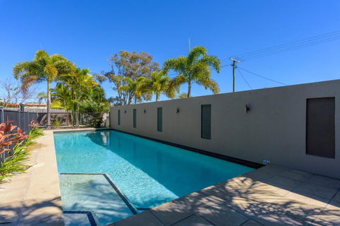 Unit 1 Rainbow Surf Modern Two Storey Townhouse With Large Shared Pool Close To Beach & Shop - Queensland Tourism 4