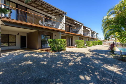 Unit 1 Rainbow Surf Modern Two Storey Townhouse With Large Shared Pool Close To Beach & Shop - Queensland Tourism 3
