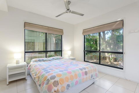 Unit 1 Rainbow Surf Modern Two Storey Townhouse With Large Shared Pool Close To Beach & Shop - Queensland Tourism 5