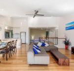 Unit 1 Rainbow Surf Modern two storey townhouse with large shared pool close to beach  shop - Queensland Tourism