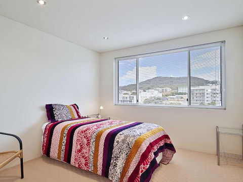 8 Carrington 15 Government Road Spacious Unit With Air Conditioning & Lift - QLD Tourism 4
