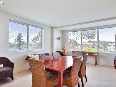 8 Carrington 15 Government Road Spacious Unit With Air Conditioning & Lift - QLD Tourism 5