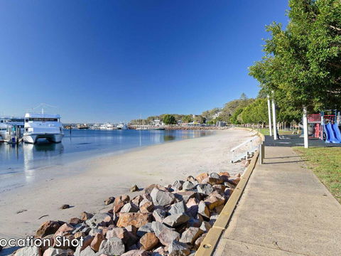 8 Carrington 15 Government Road Spacious Unit With Air Conditioning & Lift - QLD Tourism 2