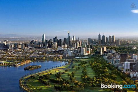 A Cozy CBD Suite With Spectacular City Views - QLD Tourism 4