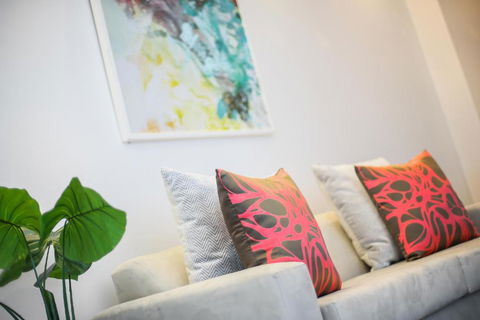 A Comfy & Central 2BR Apt Near Flinders Station - QLD Tourism 1