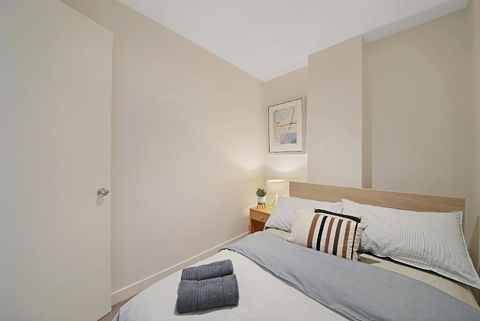 A Comfy & Central 2BR Apt Near Flinders Station - QLD Tourism 6