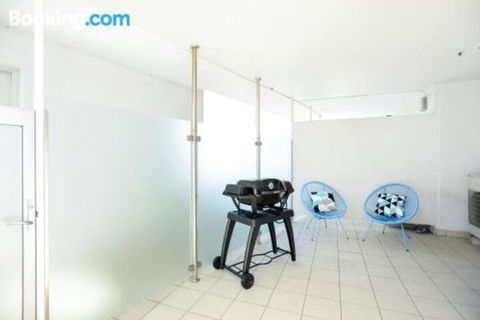 Bayline Beachfront Apartment No 4 - QLD Tourism 5