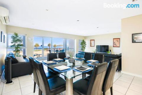 Bayline Beachfront Apartment No 4 - QLD Tourism 4