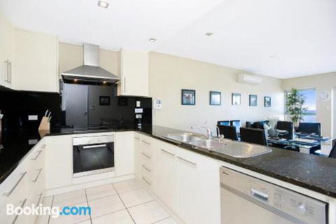 Bayline Beachfront Apartment No 4 - QLD Tourism 3