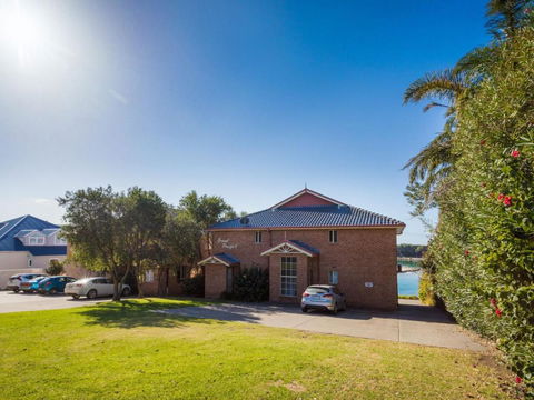 Grand Pacific 2 Unit 2 - QLD Tourism 6