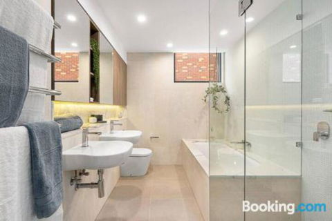 Luxe 101 At Martha Cove Waterfront Luxury On The Marina Walk To Beach - QLD Tourism 3