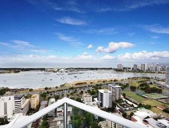 Panoramic Views At Sub Penthouse Apt - QLD Tourism 5
