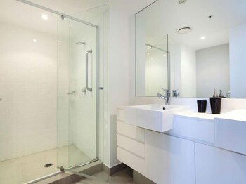 Panoramic Views At Sub Penthouse Apt - QLD Tourism 3