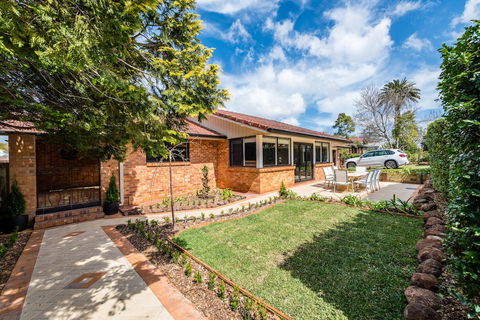 Hedge House- Luxury Space Style Location - QLD Tourism 1