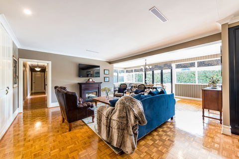 Hedge House- Luxury Space Style Location - QLD Tourism 5