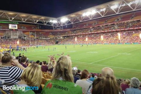 3br Stylish Apt CBD River & City Views SpaSaunaPoolWIFINetflix - QLD Tourism 4