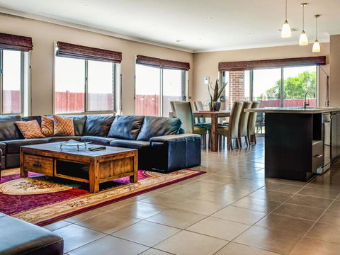 Valencia - QLD Tourism 1