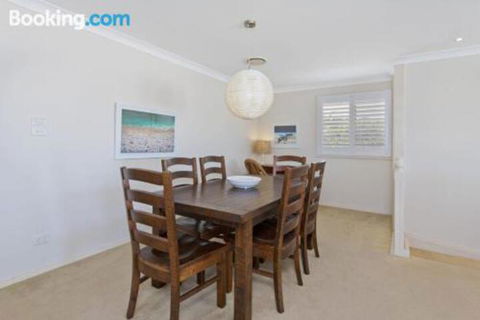 SEASCAPE An Enticing Lakeside Escape - Queensland Tourism 6