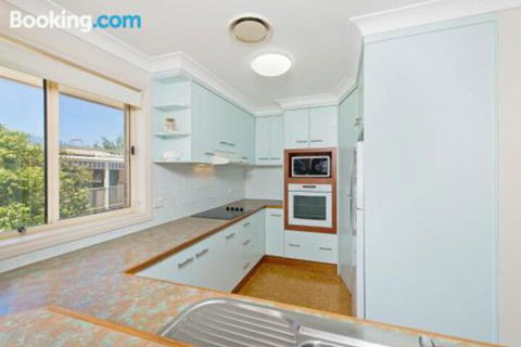 SEASCAPE An Enticing Lakeside Escape - Queensland Tourism 0