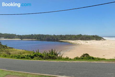 SEASCAPE An Enticing Lakeside Escape - Queensland Tourism 4