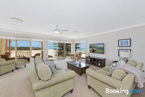 SEASCAPE An Enticing Lakeside Escape - Queensland Tourism 3