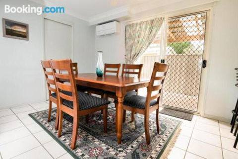 Family Getaway Close To Beach & Restaurants - Queensland Tourism 5