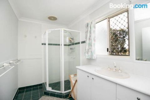 Family Getaway Close To Beach & Restaurants - Queensland Tourism 4