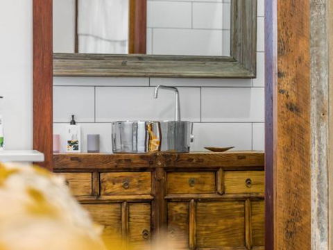 Black Beauty Studio - QLD Tourism 1