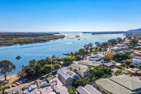 Panoramic River & Ocean Views Noosaville - QLD Tourism 4