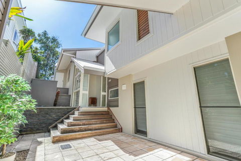 The Peachy Life Sunshine Beach - Queensland Tourism 4