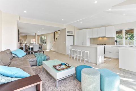 The Peachy Life Sunshine Beach - Queensland Tourism 1