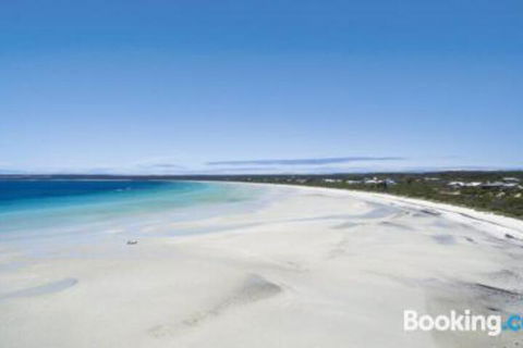 A One One Two At Island Beach - QLD Tourism 0