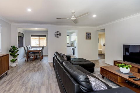 Freshly Renovated Dog Friendly House Walking Distance To Waterfront - Queensland Tourism 5