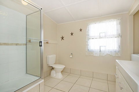 Close To Water Restaurants & Clubs Toorbul St. Bongaree - Queensland Tourism 6