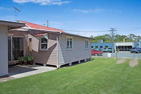 Close To Water Restaurants & Clubs Toorbul St. Bongaree - Queensland Tourism 1