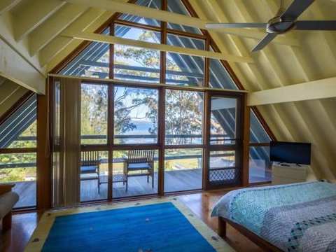 SORRENTO LAKESIDE Sanctuary Point 4pm Check Out Sundays - QLD Tourism 1