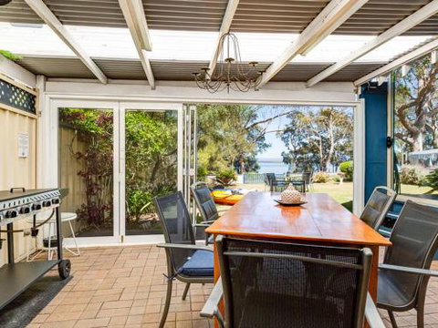 SORRENTO LAKESIDE Sanctuary Point 4pm Check Out Sundays - QLD Tourism 2