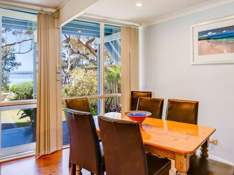 SORRENTO LAKESIDE Sanctuary Point 4pm Check Out Sundays - QLD Tourism 3