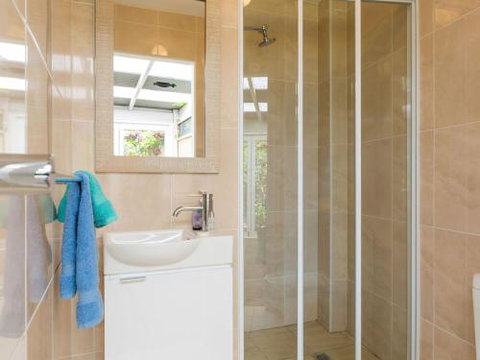 SORRENTO LAKESIDE Sanctuary Point 4pm Check Out Sundays - QLD Tourism 4