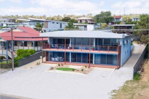 Almonta Apartments On The Water Front - Queensland Tourism 0