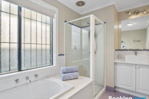 Rye Poolside Escape - QLD Tourism 1