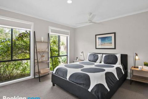 Rye Poolside Escape - QLD Tourism 5