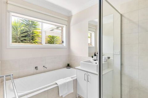 Rosebud Seaside Accommodation - QLD Tourism 5