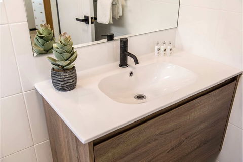Contemporary 1BR Apartment - Near The City - Queensland Tourism 6