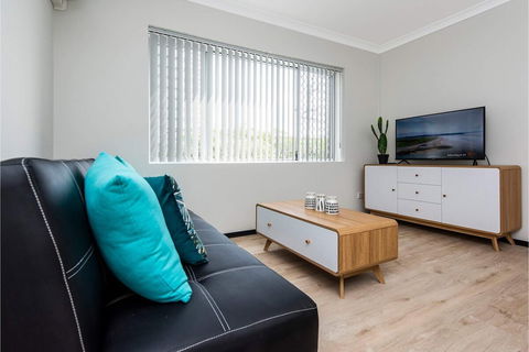 Contemporary 1BR Apartment - Near The City - Queensland Tourism 1