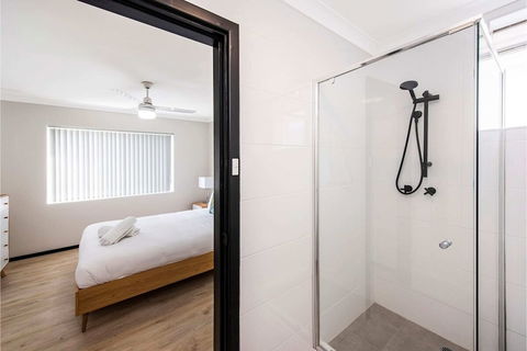 Contemporary 1BR Apartment - Near The City - Queensland Tourism 2